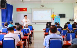 Ông Phạm Khương Thảo - Giám đốc Công ty giải đáp những thắc mắc, kiến nghị của người dân xã Tân Hiệp liên quan đến dịch vụ sử dụng nước sạch