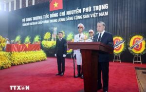 Đồng chí Tô Lâm, Ủy viên Bộ Chính trị, Chủ tịch nước, Trưởng Ban Lễ tang đọc Lời điếu. (Ảnh: TTXVN)