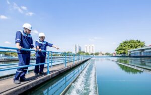 Nhân viên Nhà máy nước Thủ Đức kiểm tra nguồn nước sạch qua xử lý tại Nhà máy.