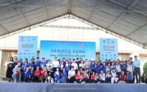 Ban tổ chức chụp ảnh lưu niệm cùng các bạn sinh viên tham gia chương trình