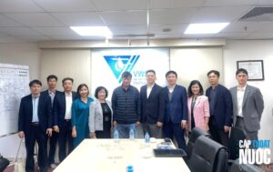 Lãnh đạo hội cùng các dianh nghiệp chụp ảnh lưu niệm cùng đại diên doanh nghiệp K - Water.